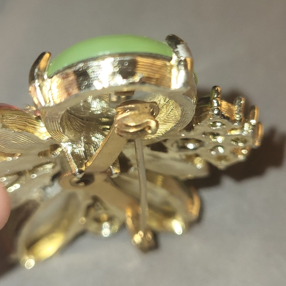 Brooch green and pink stones/gems with gold tone pin on back. - Picture 5 of 6